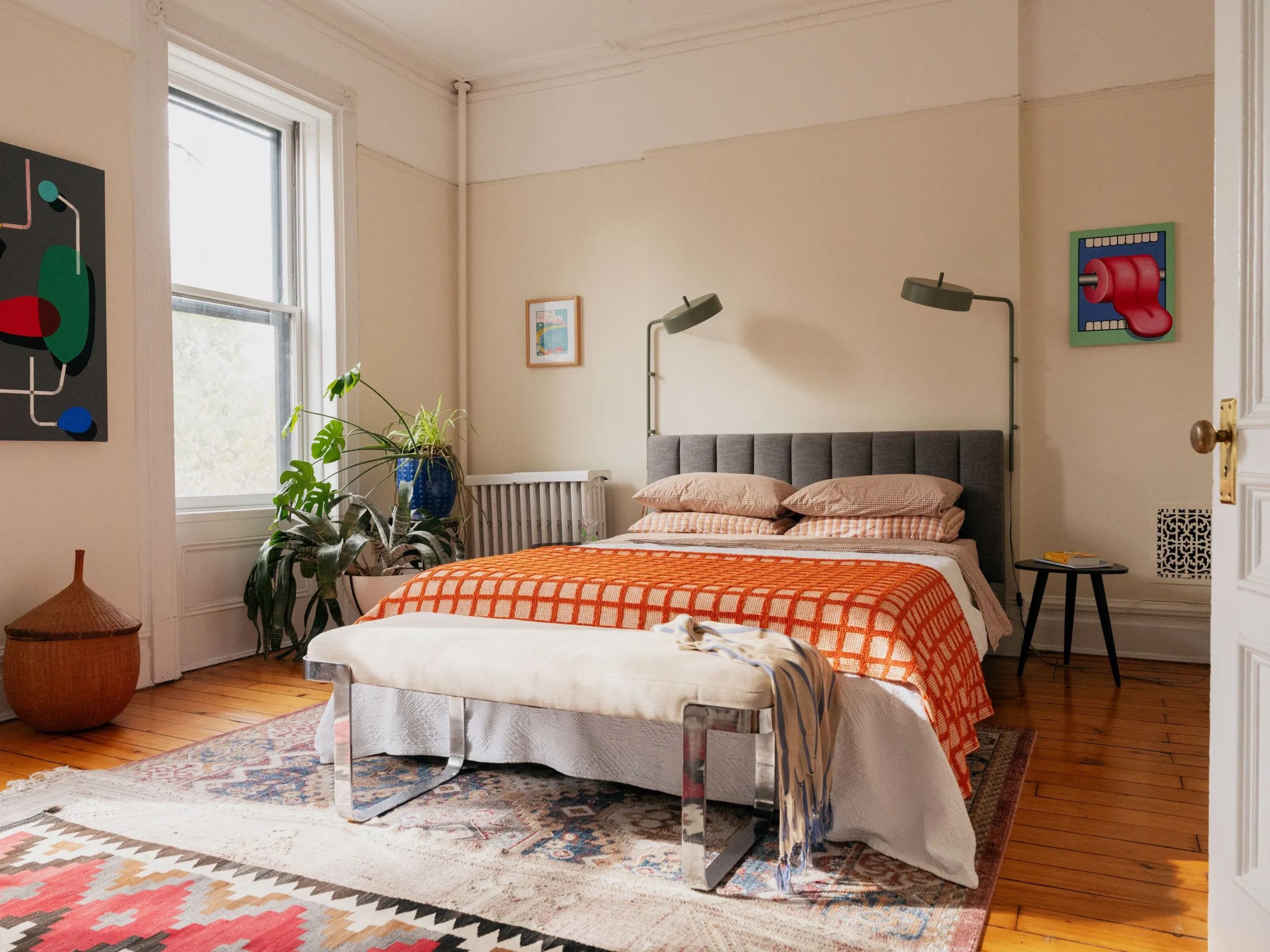 How to Organize a Small Bedroom