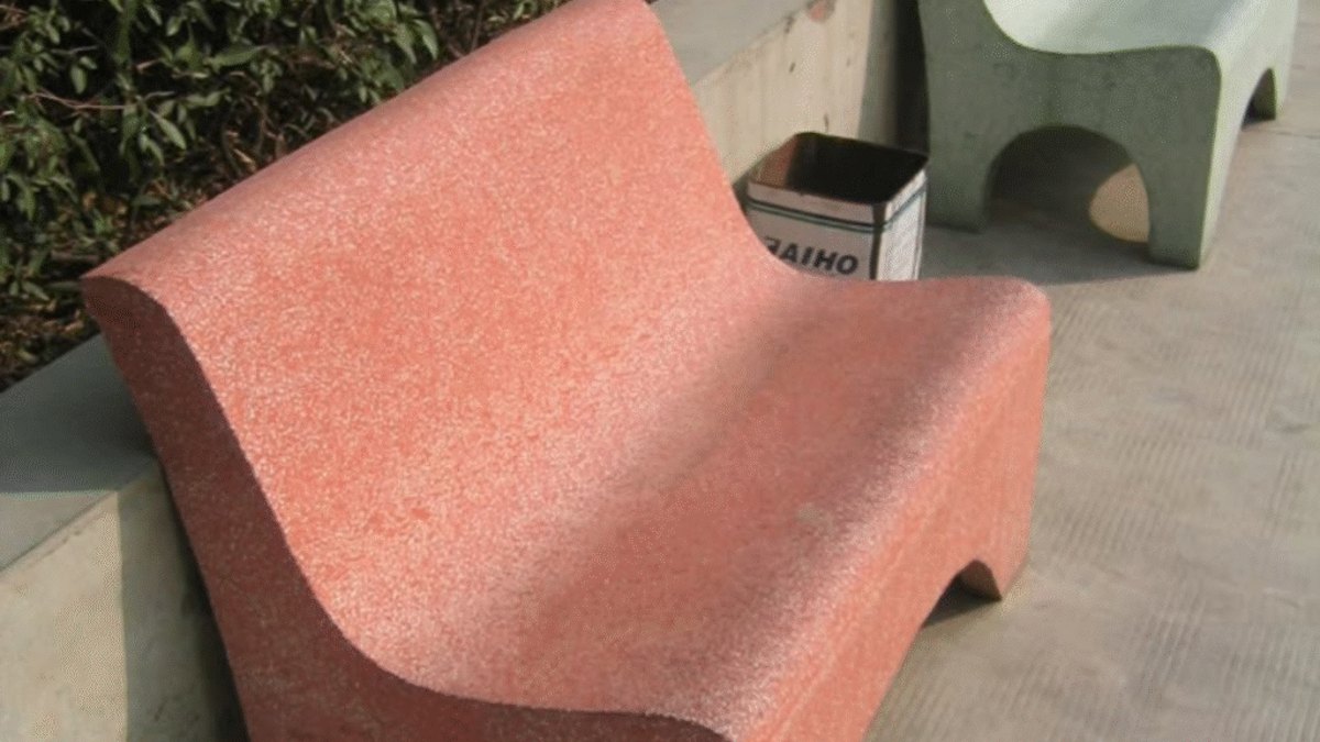 Strong casting seat pedestal installed on a boat deck